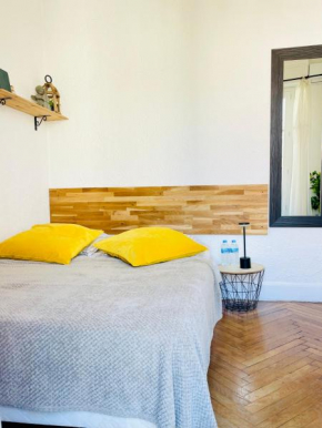 Central studio AC & balcony